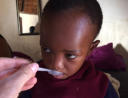 Der kleine Junge mit der Lungenentzündung bei der Antibiotika - Einnahme