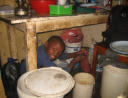 Eines der Kinder in Nokuphilas Haus beim  Abwasch