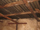 Das alte, akut einsturzgefährdete Dach von Nokuphilas Haus