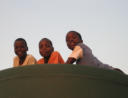 drei Freunde auf dem Wassertank