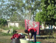 Nokuphila Dlamini beim Wäschewaschen