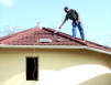 Das Solarpanel wird auf einem Dach platziert