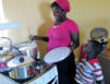 Eine unserer Mütter beim Kochen